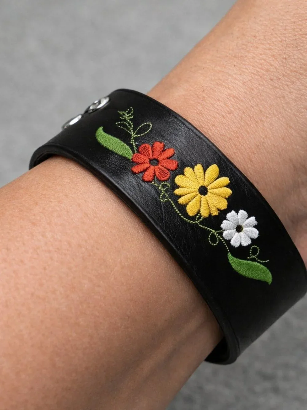 NWOT Brown Leather Floral Embroidered 1.5